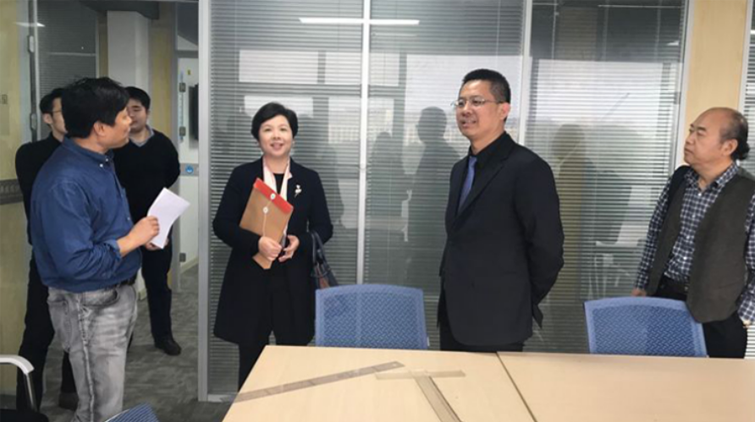 李德峰一行參觀環(huán)藝室 李德峰一行參觀環(huán)藝室