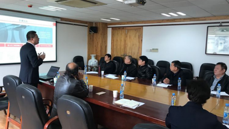 李德峰做報(bào)告 李德峰做報(bào)告