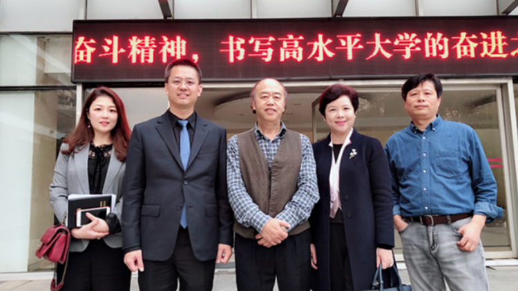 李德峰一行出發(fā) 李德峰一行出發(fā)